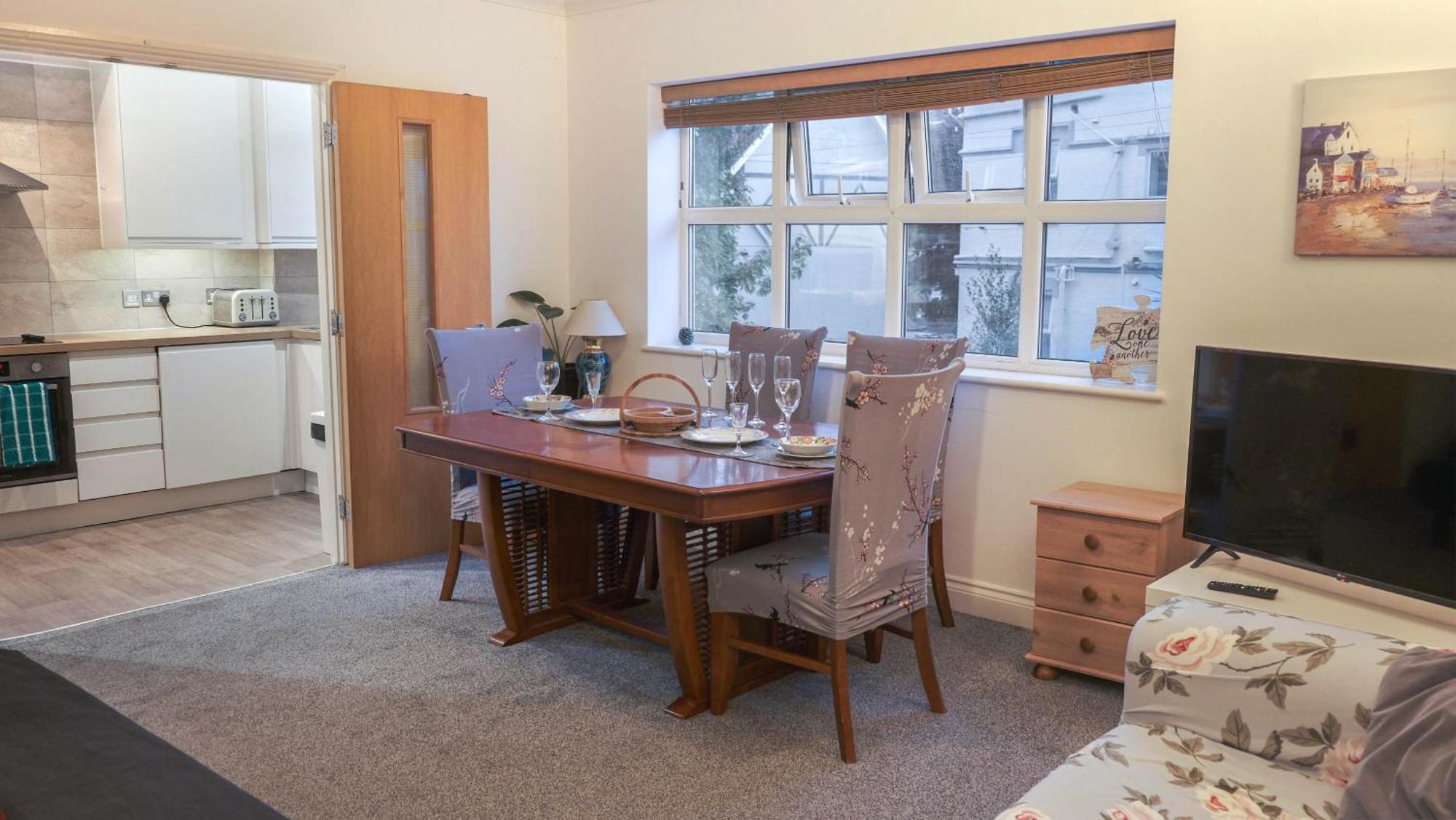 Bournemouth Beachfront Retreat 3 Bedroom 3 Bathroom Seaside B&B With Free Parking Exterior foto